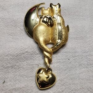Super Cute Vintage CATTAILS (AJC) Cat's sitting on moon brushed Goldtone brooch